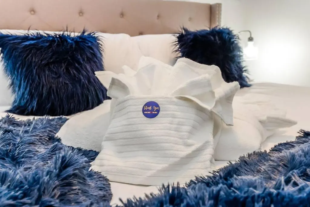 에드먼턴 Royal Blue Wild Oasis Corner Pnhse Kingbed U/G Wi-Fi 아파트 0*,